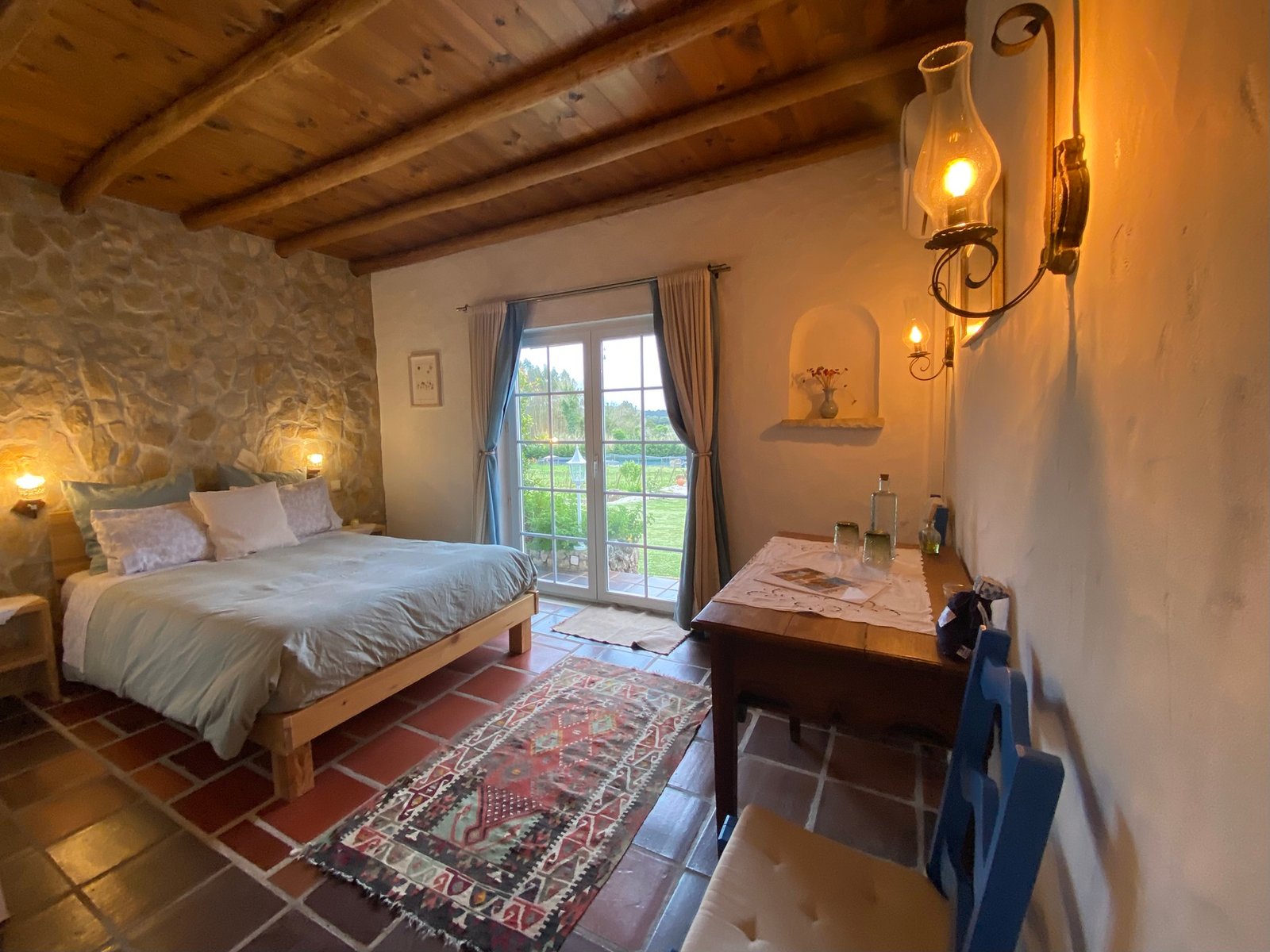 Quinta Mourada - Casa branca com flores
